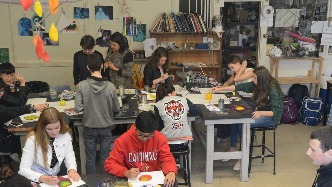 Foto de estudantes de intercâmbio estudando numa escola de Ensino Médio na Finlândia Foto de estudantes de intercâmbio estudando numa escola de Ensino Médio na Finlândia