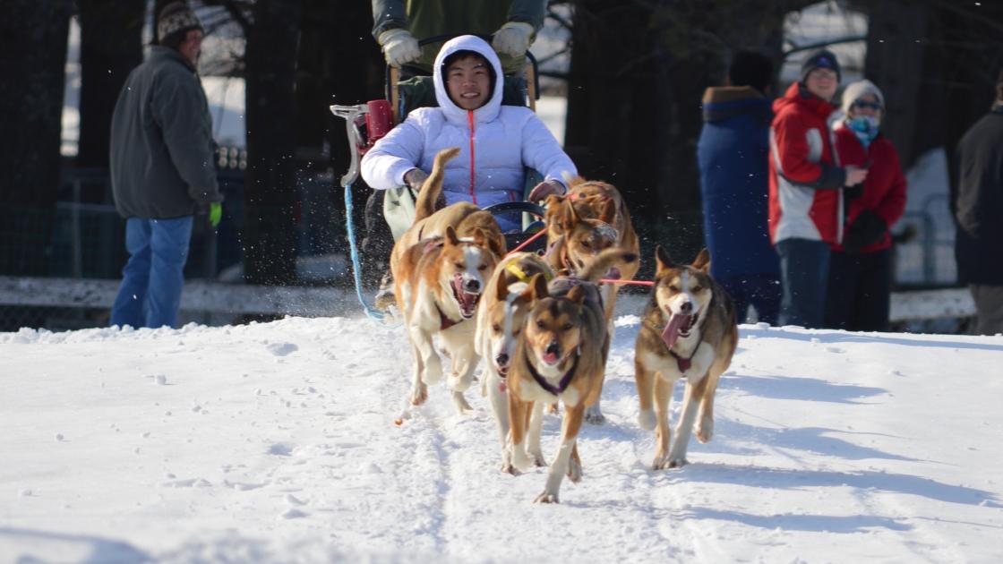 Foto de estudante de intercâmbio na Finlândia praticando esportes de inverno Foto de estudante de intercâmbio na Finlândia praticando esportes de inverno