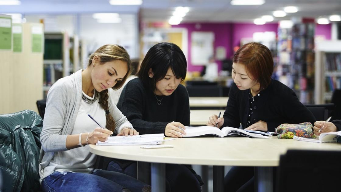 Foto de estudante de intercâmbio high school estudando na Escócia em escola pública Foto de estudante de intercâmbio high school estudando na Escócia em escola pública