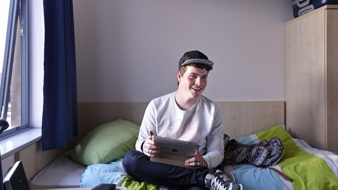 Estudante de intercâmbio de Ensino Médio no seu quarto em residência estudantil de escola inglesa Estudante de intercâmbio de Ensino Médio no seu quarto em residência estudantil de escola inglesa