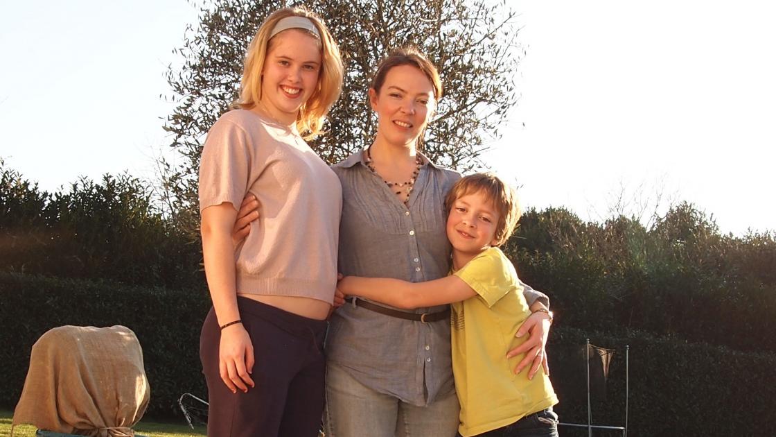 Foto de estudante de intercâmbio na França com a sua família anfitriã francesa Foto de estudante de intercâmbio na França com a sua família anfitriã francesa