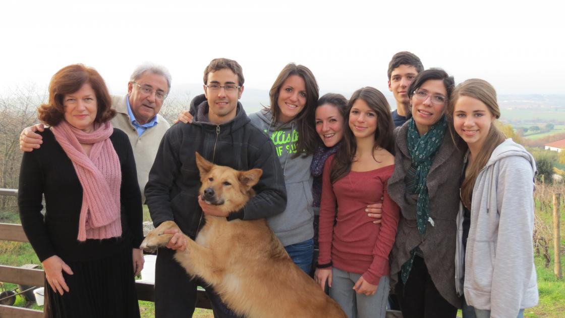 Foto de uma família anfitriã espanhola de um estudante internacional de intercâmbio na Espanha