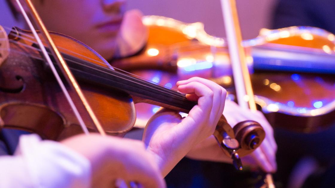 Foto de estudante aprendendo música numa escola privada na Áustria Foto de estudante aprendendo música numa escola privada na Áustria