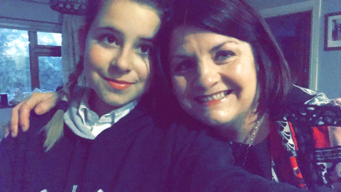 Foto de um estudante de intercâmbio com a sua família anfitriã irlandesano ensino secundário e ensino médio na Irlanda Foto de um estudante de intercâmbio com a sua família anfitriã irlandesa
