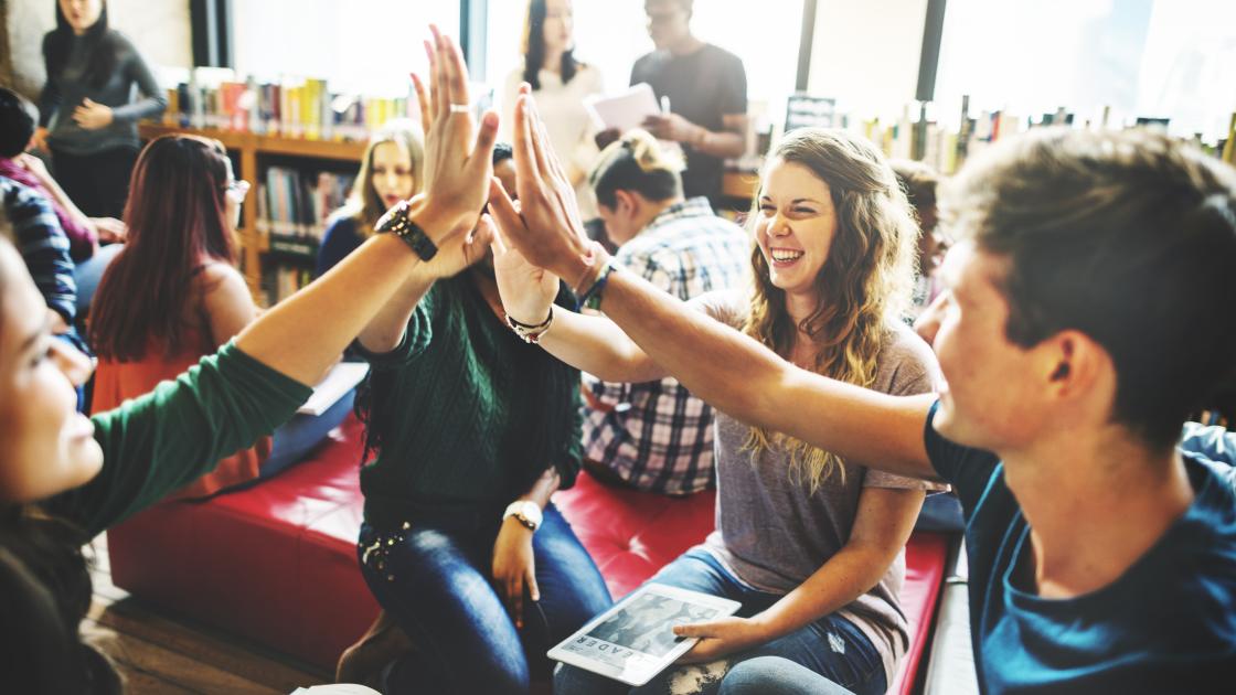 Foto de estudantes internacionais de intercâmbio praticando a língua inglesa na Holanda Foto de estudantes internacionais de intercâmbio praticando a língua inglesa na Holanda